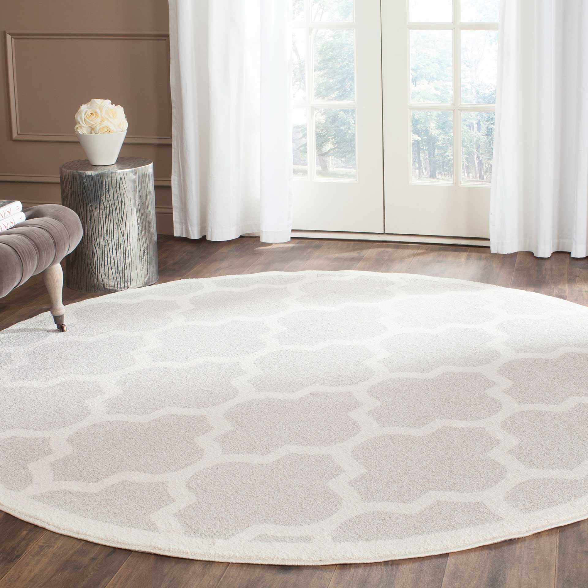 Amherst Quatrefoil Light Gray/Beige Round Rug - Image 2