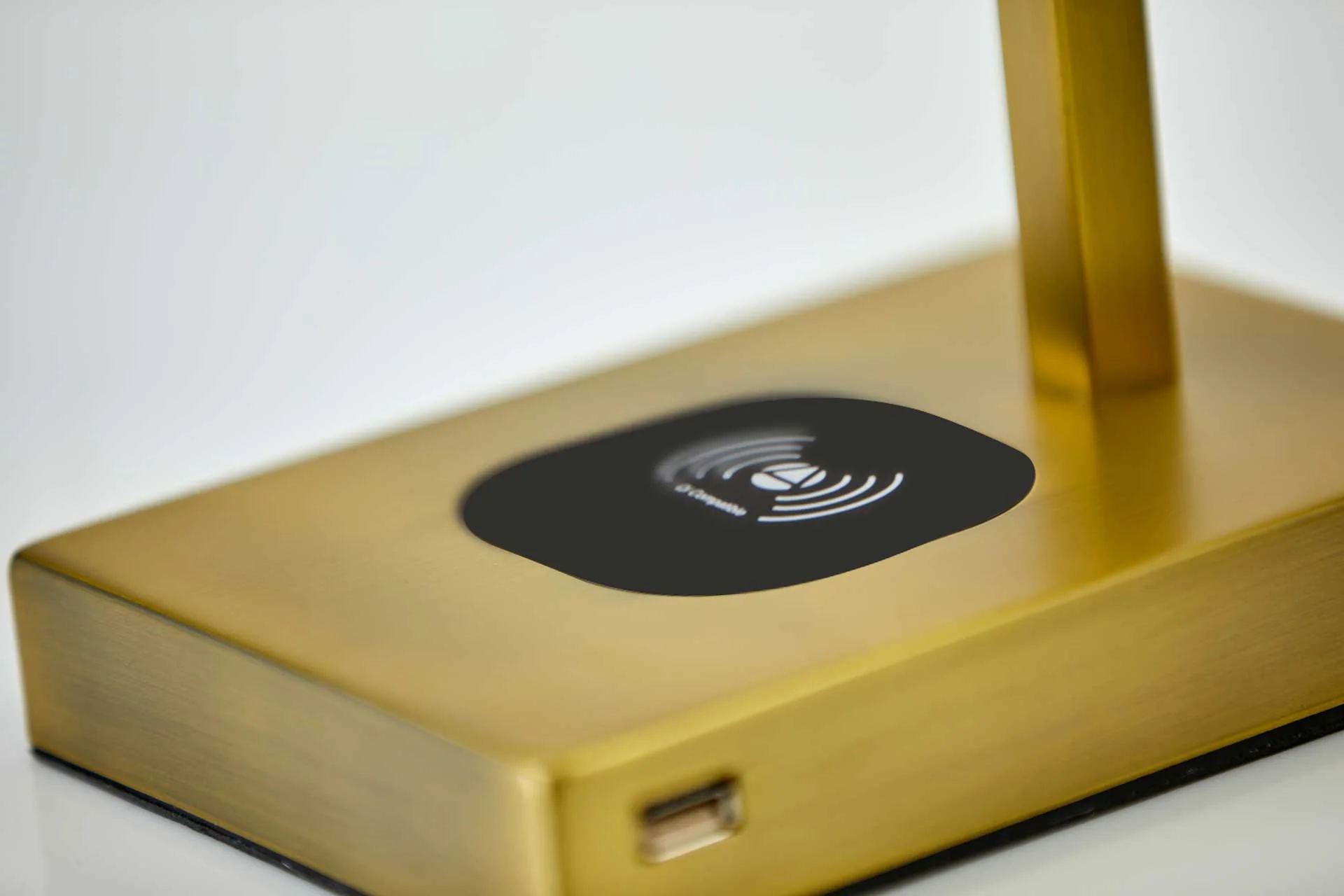 Aurillac Wireless Charge Table Lamp Brass - Image 5