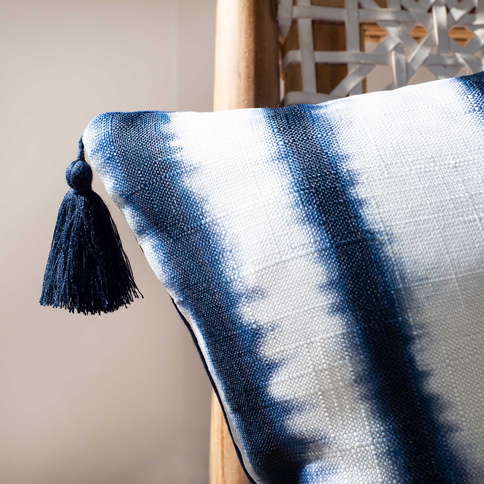 Cascada Pillow Navy/White - Image 3