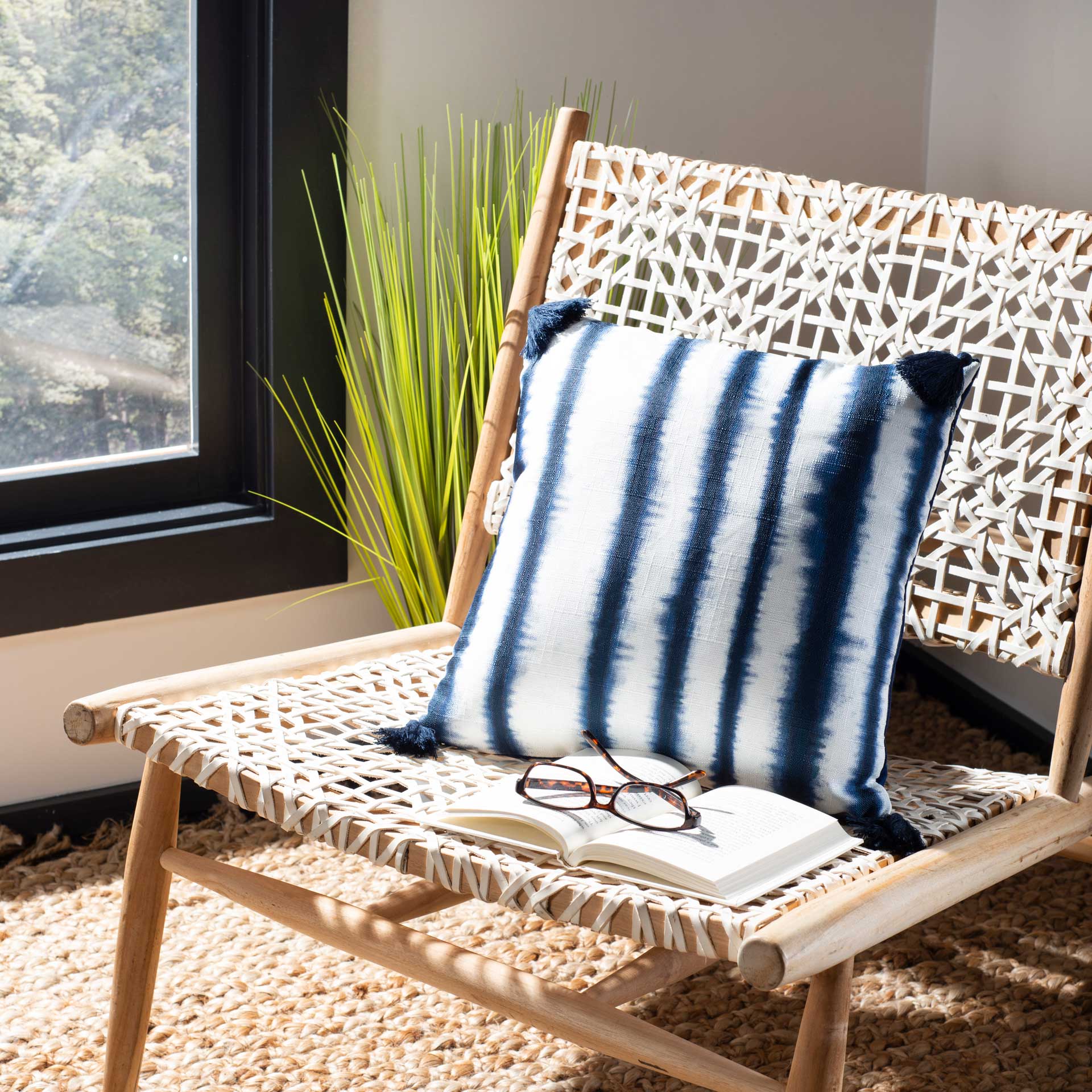 Cascada Pillow Navy/White - Image 4