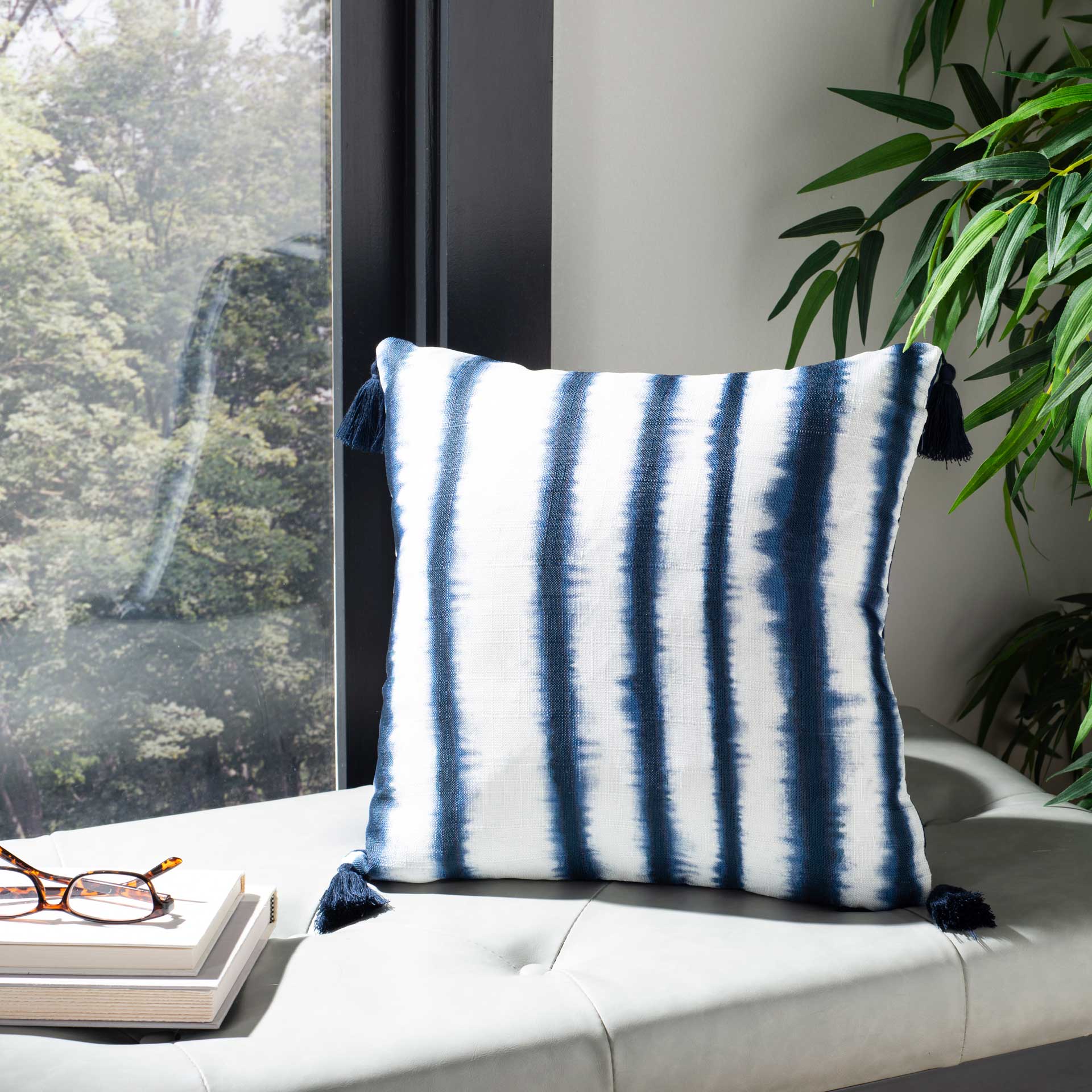 Cascada Pillow Navy/White - Image 6