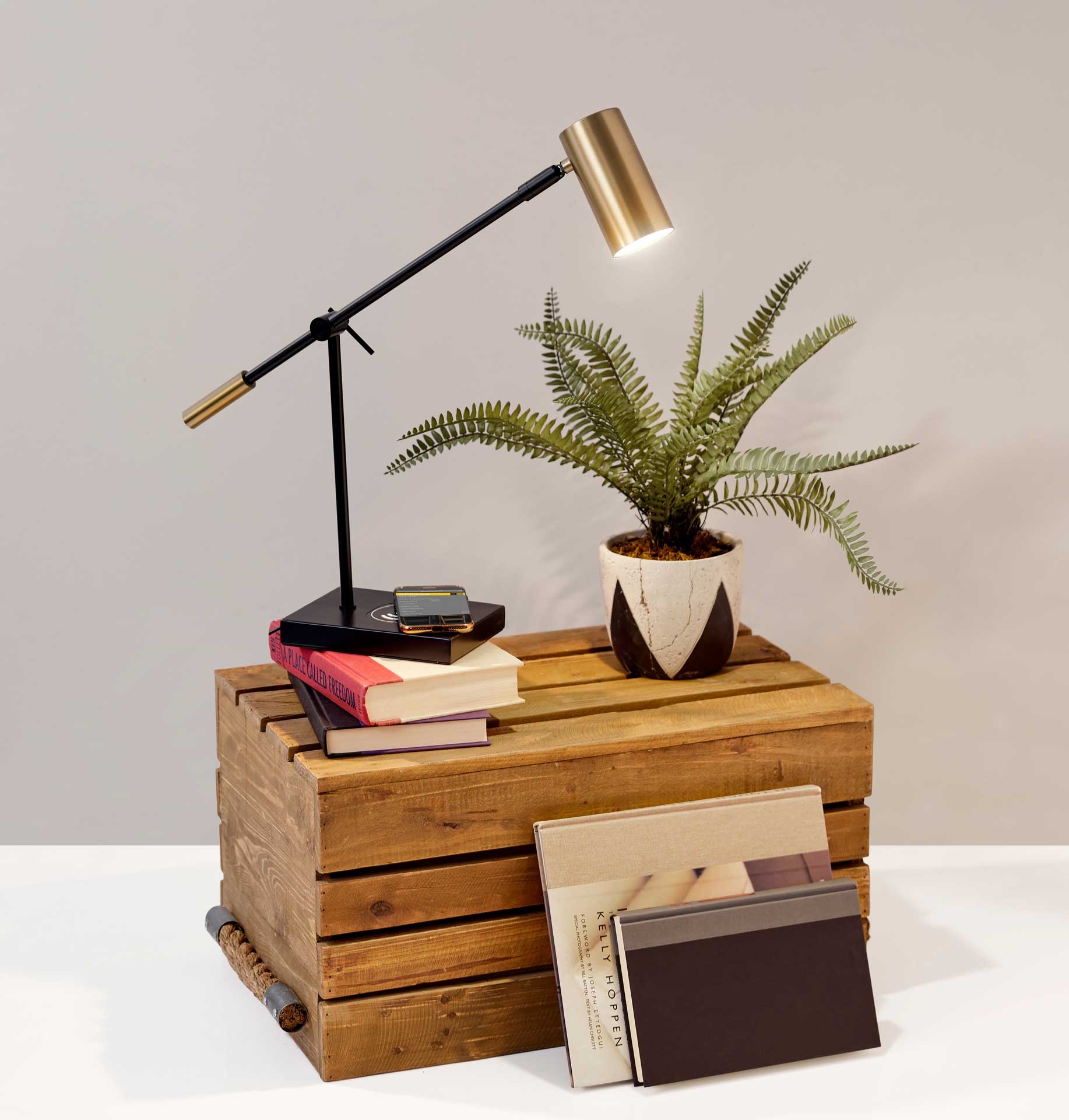 Colombes Wireless Charge Desk Lamp Black/Brass - Image 11