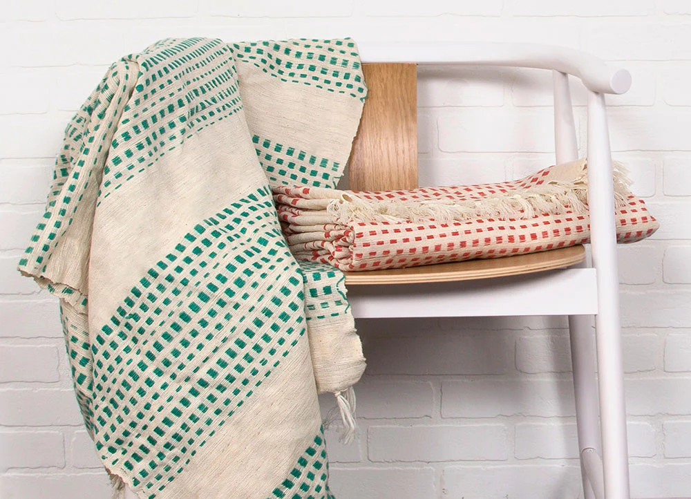 Essential Angora/Auroroa Red Throw - Image 4