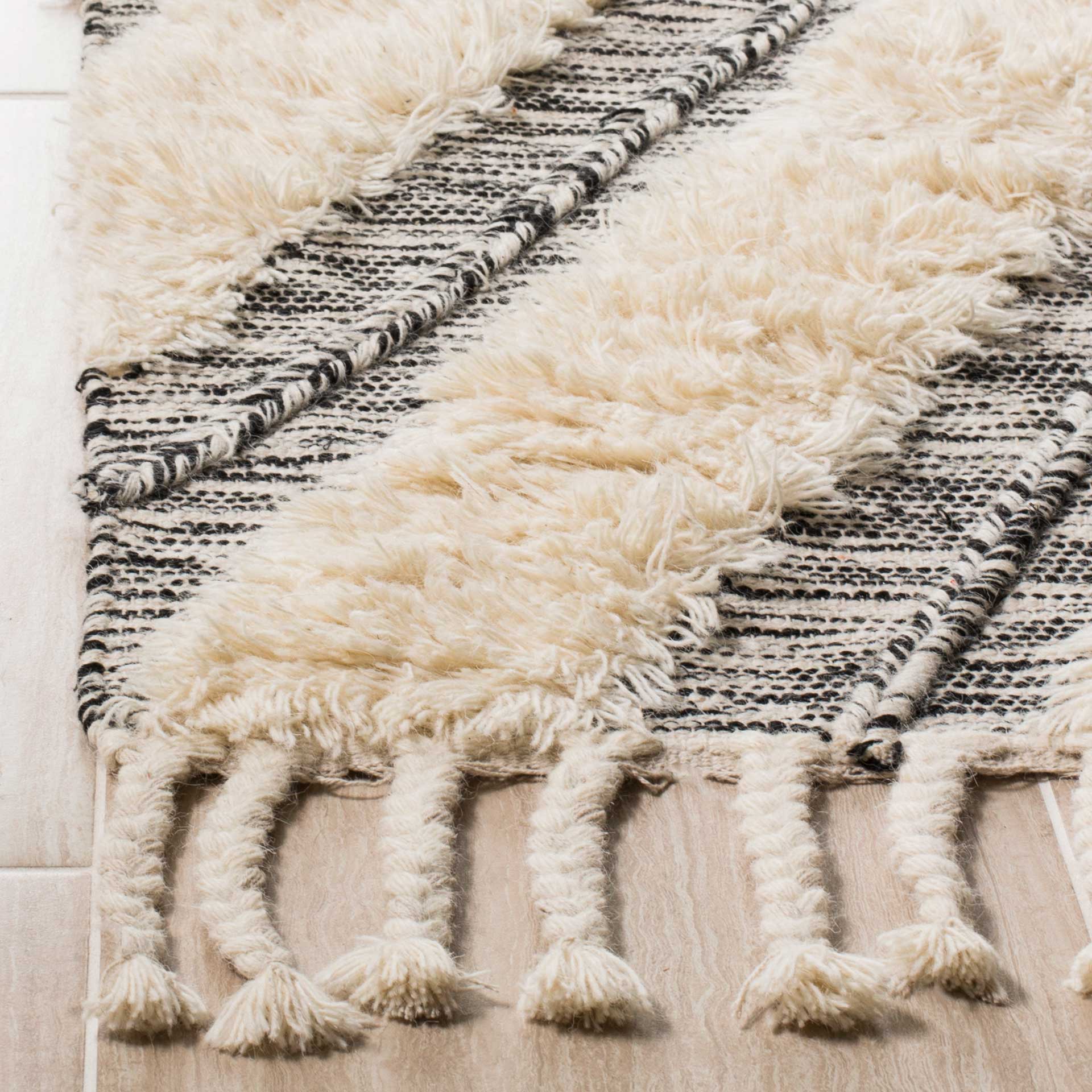 Kenya Chevron Black/Ivory Area Rug - Image 3