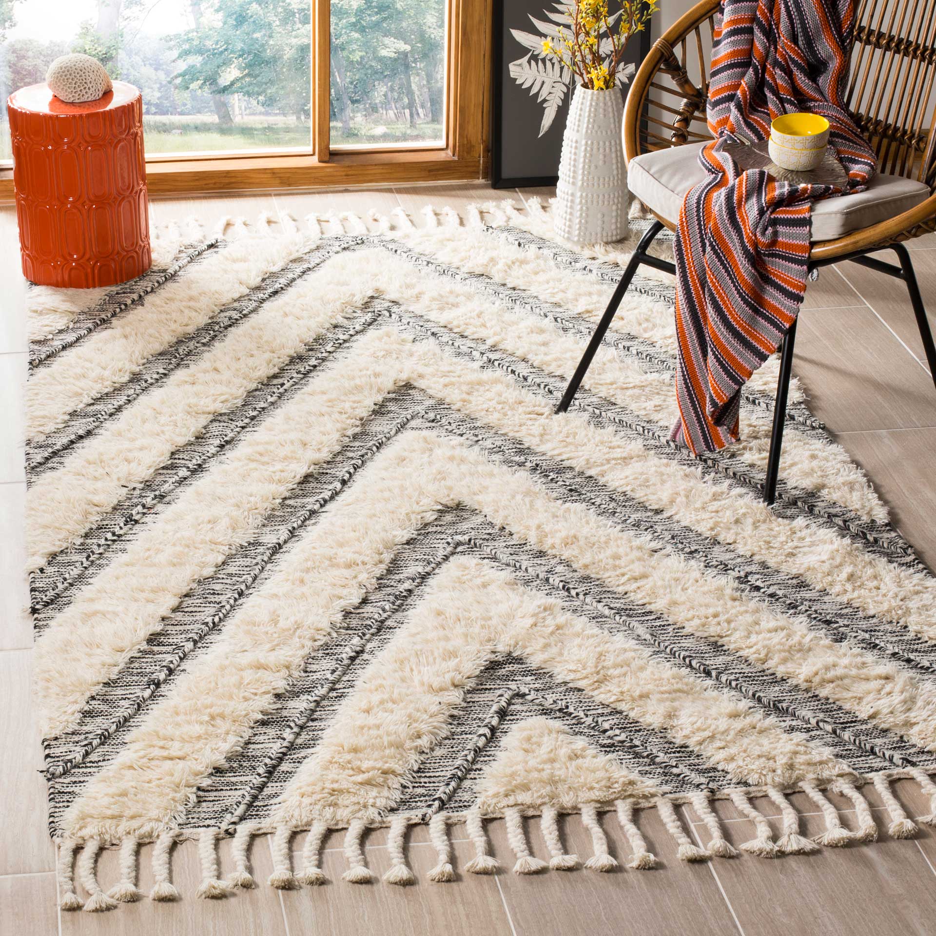 Kenya Chevron Black/Ivory Area Rug - Image 4