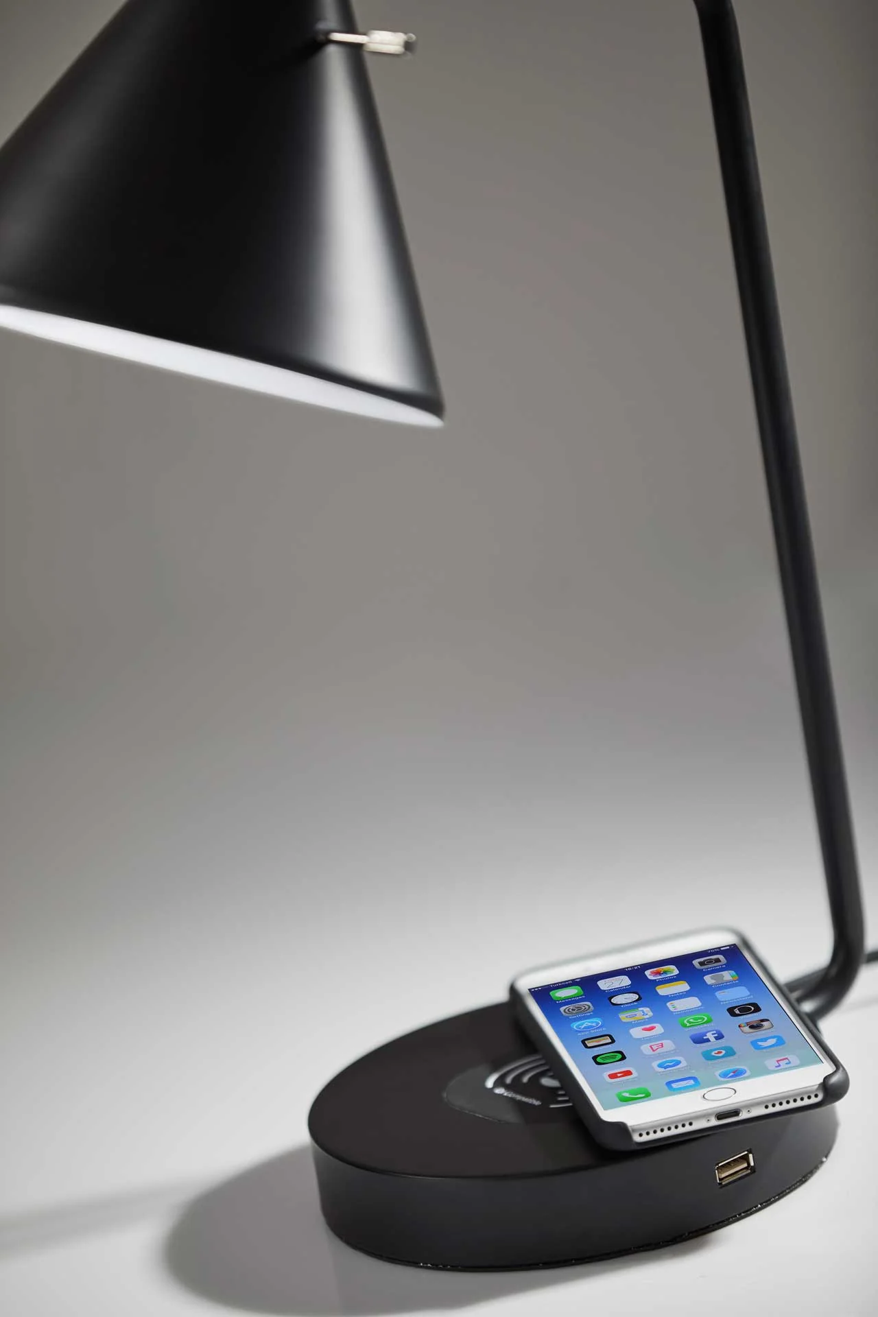 Menton Wireless Charge Desk Lamp Black/Brass - Image 7