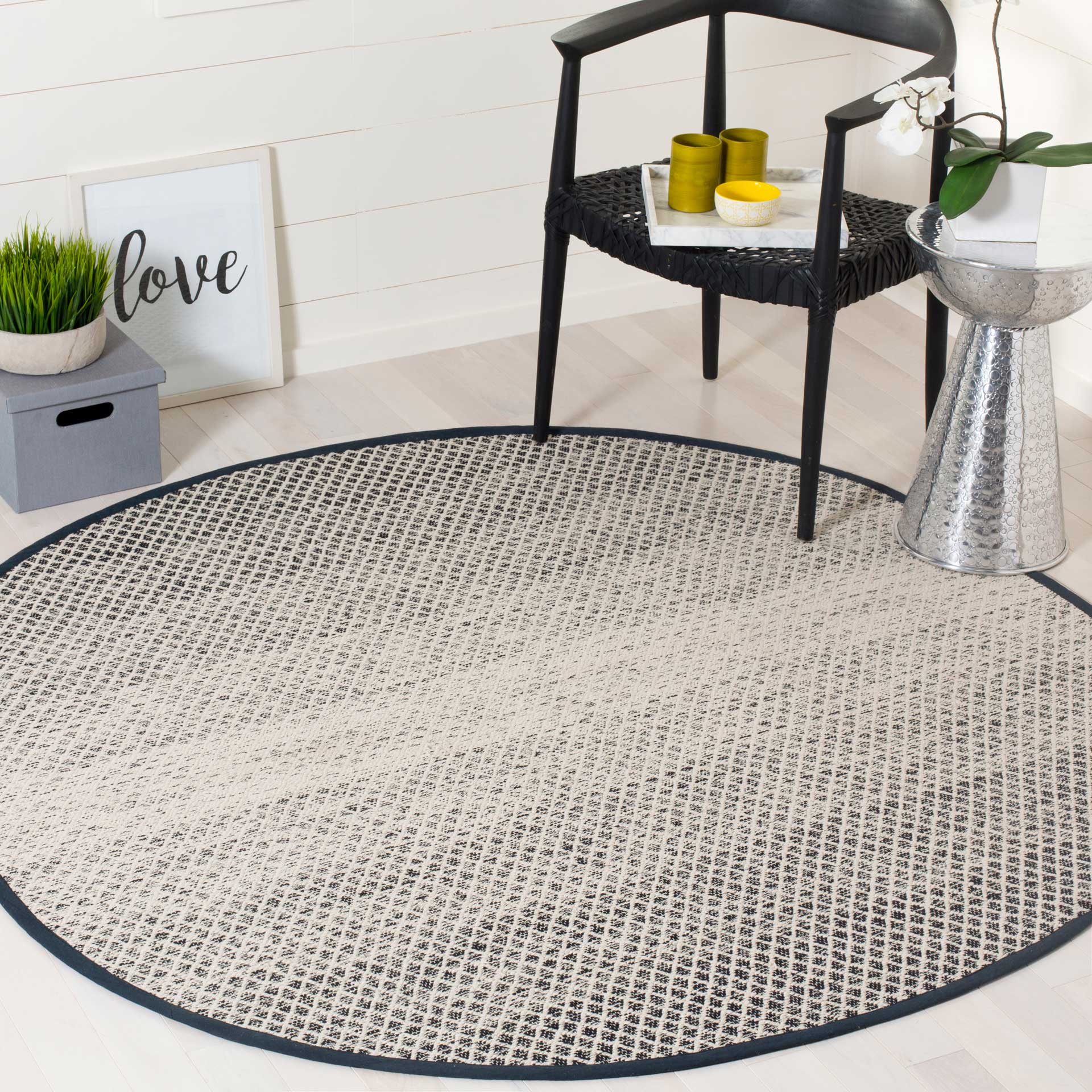 Montauk Black/Ivory Round Rug - Image 3