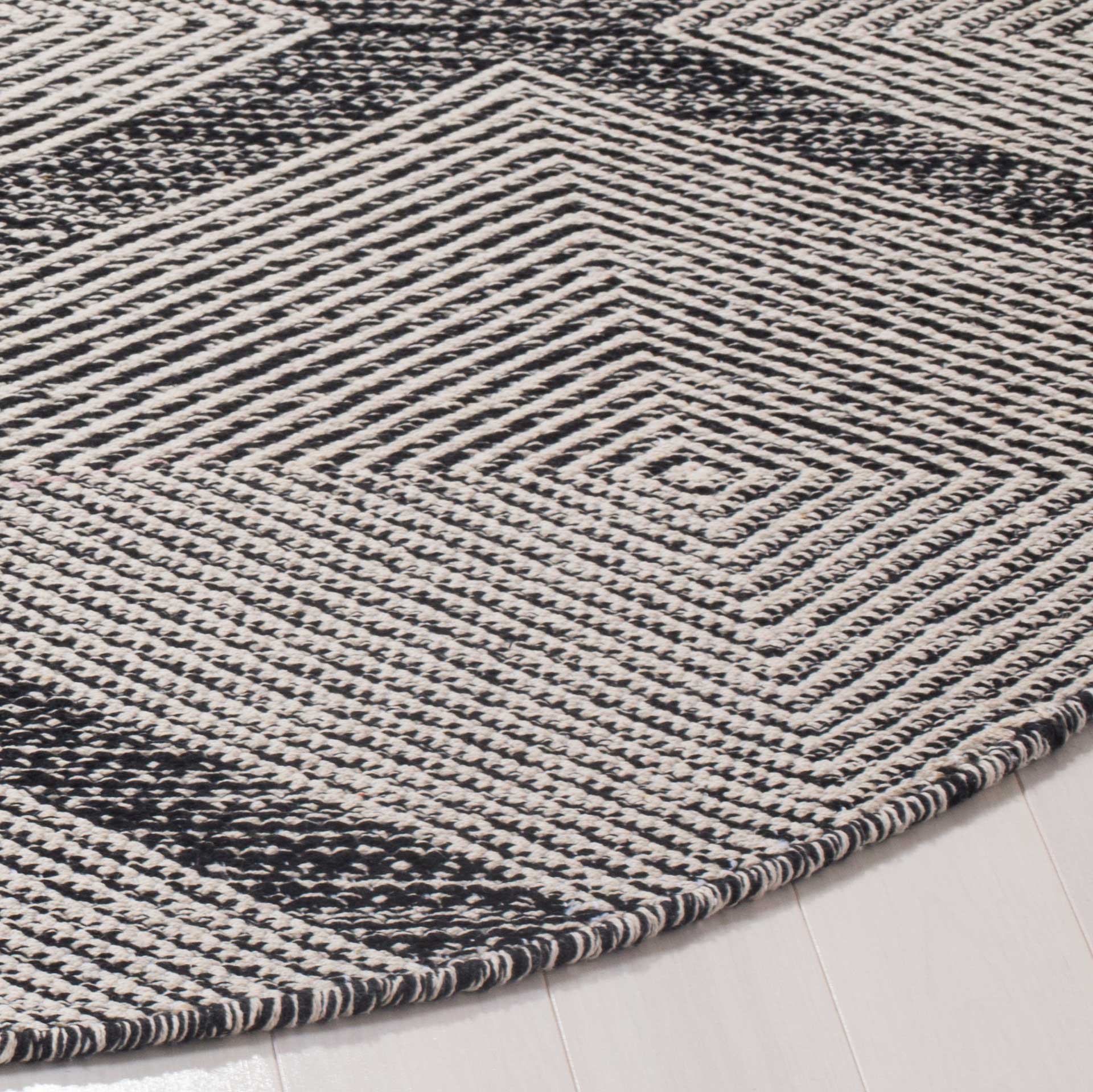 Montauk Lattice Black Round Rug - Image 2