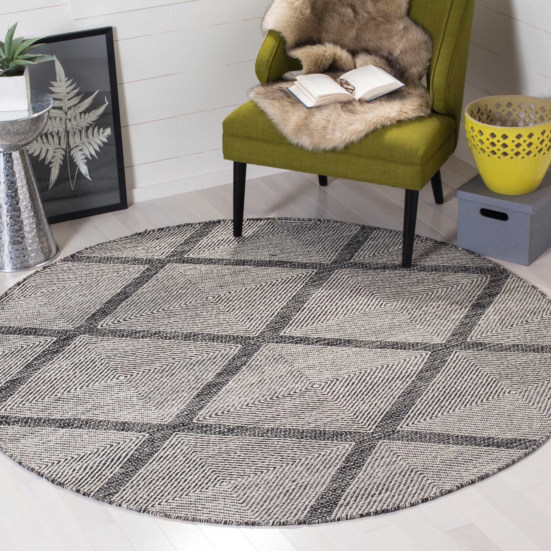 Montauk Lattice Black Round Rug - Image 3