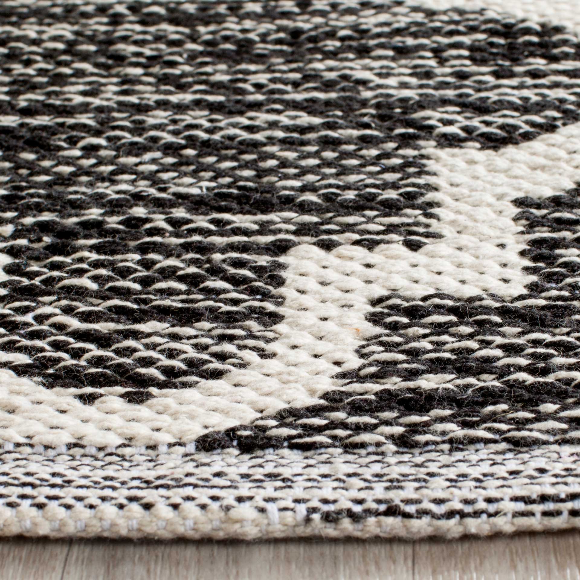 Montauk Quatrefoil Black/Ivory Area Rug - Image 6