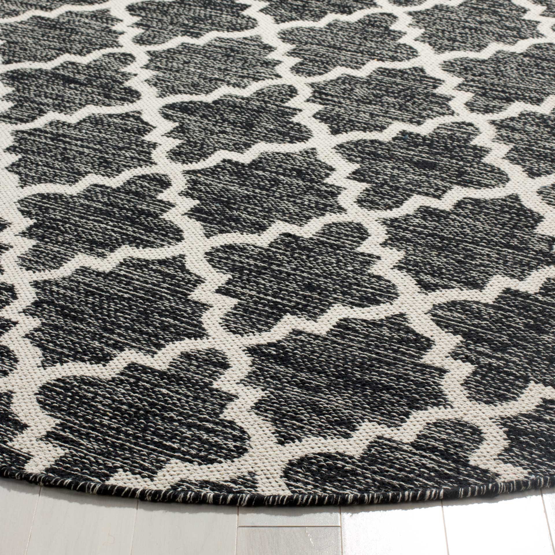 Montauk Quatrefoil Black/Ivory Round Rug - Image 2