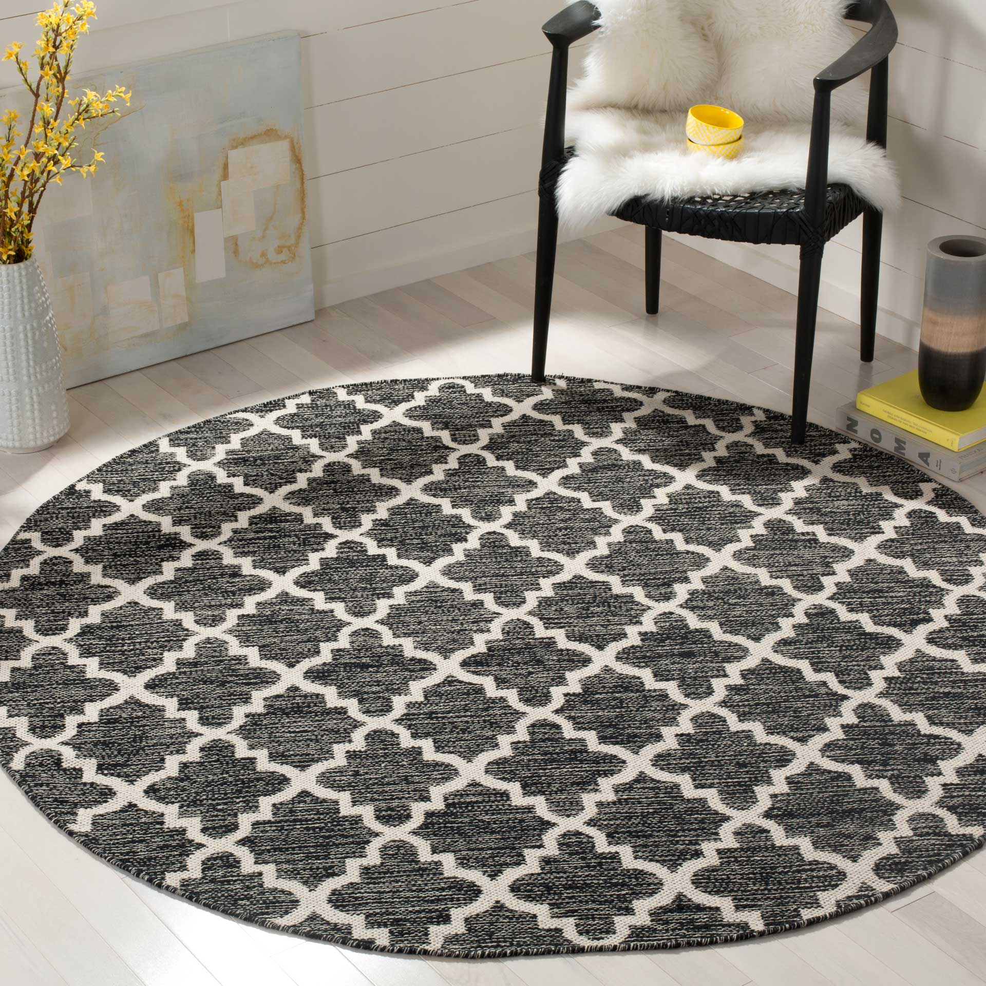 Montauk Quatrefoil Black/Ivory Round Rug - Image 3