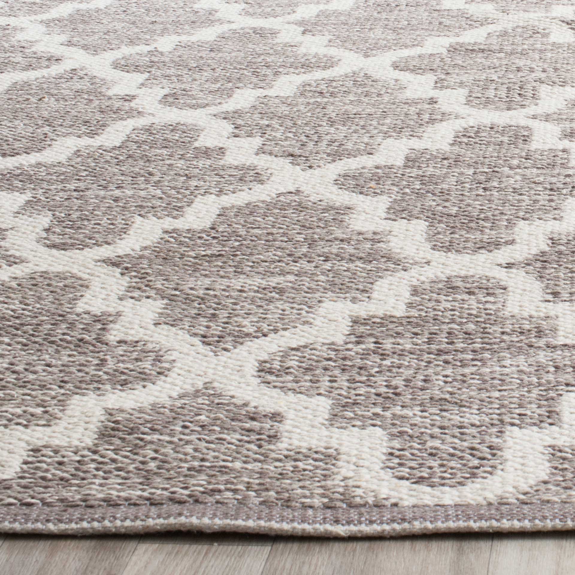 Montauk Quatrefoil Gray/Ivory Area Rug - Image 6