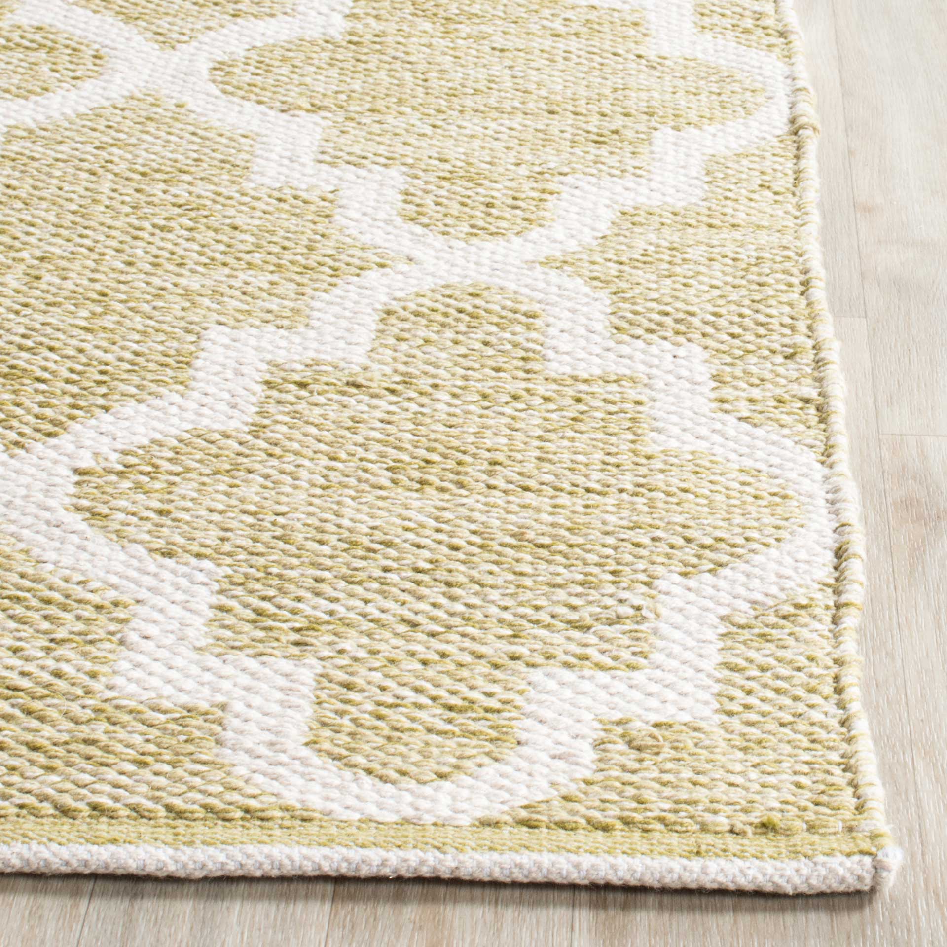 Montauk Quatrefoil Green/Ivory Area Rug - Image 4