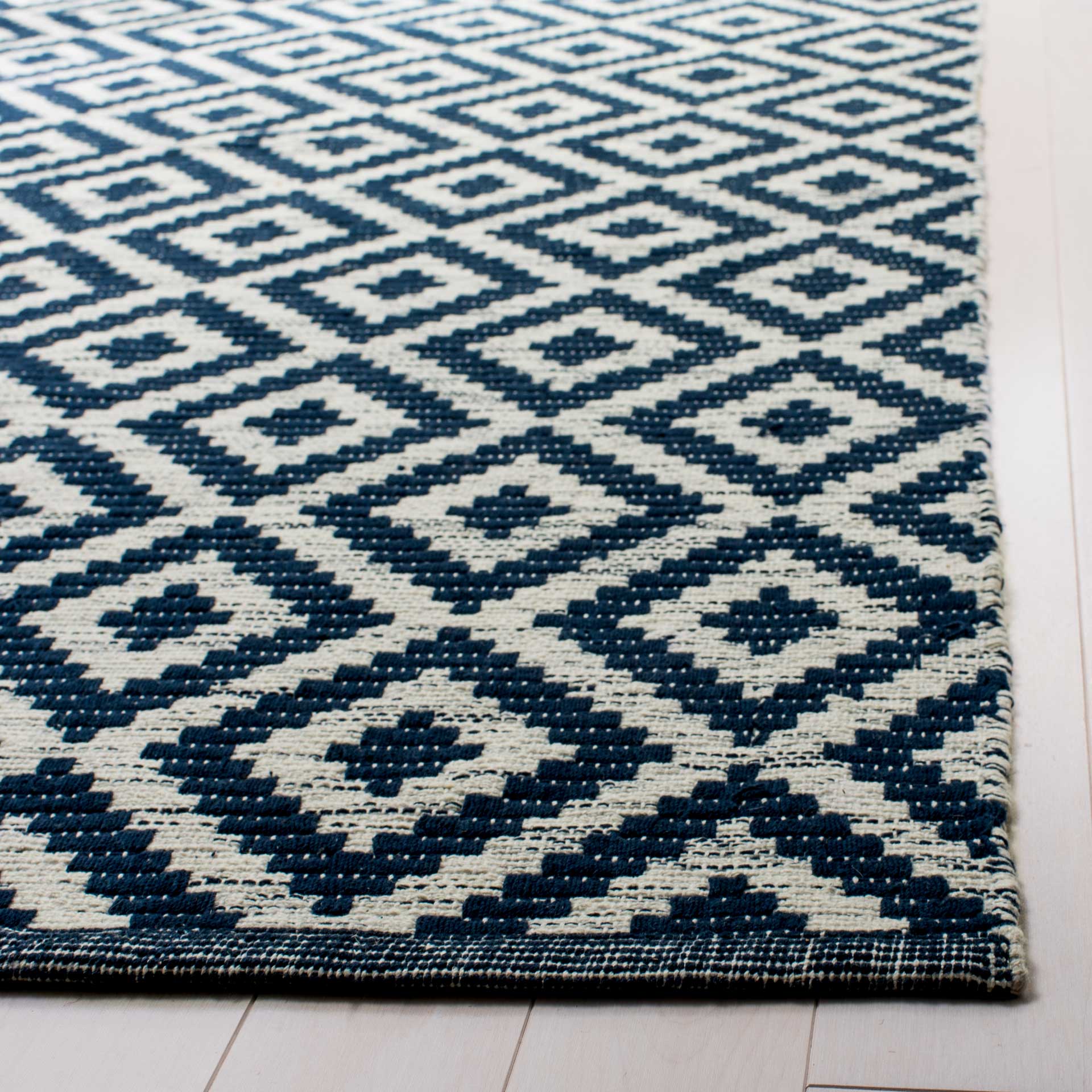 Montauk Rhombus Navy/Ivory Area Rug - Image 4