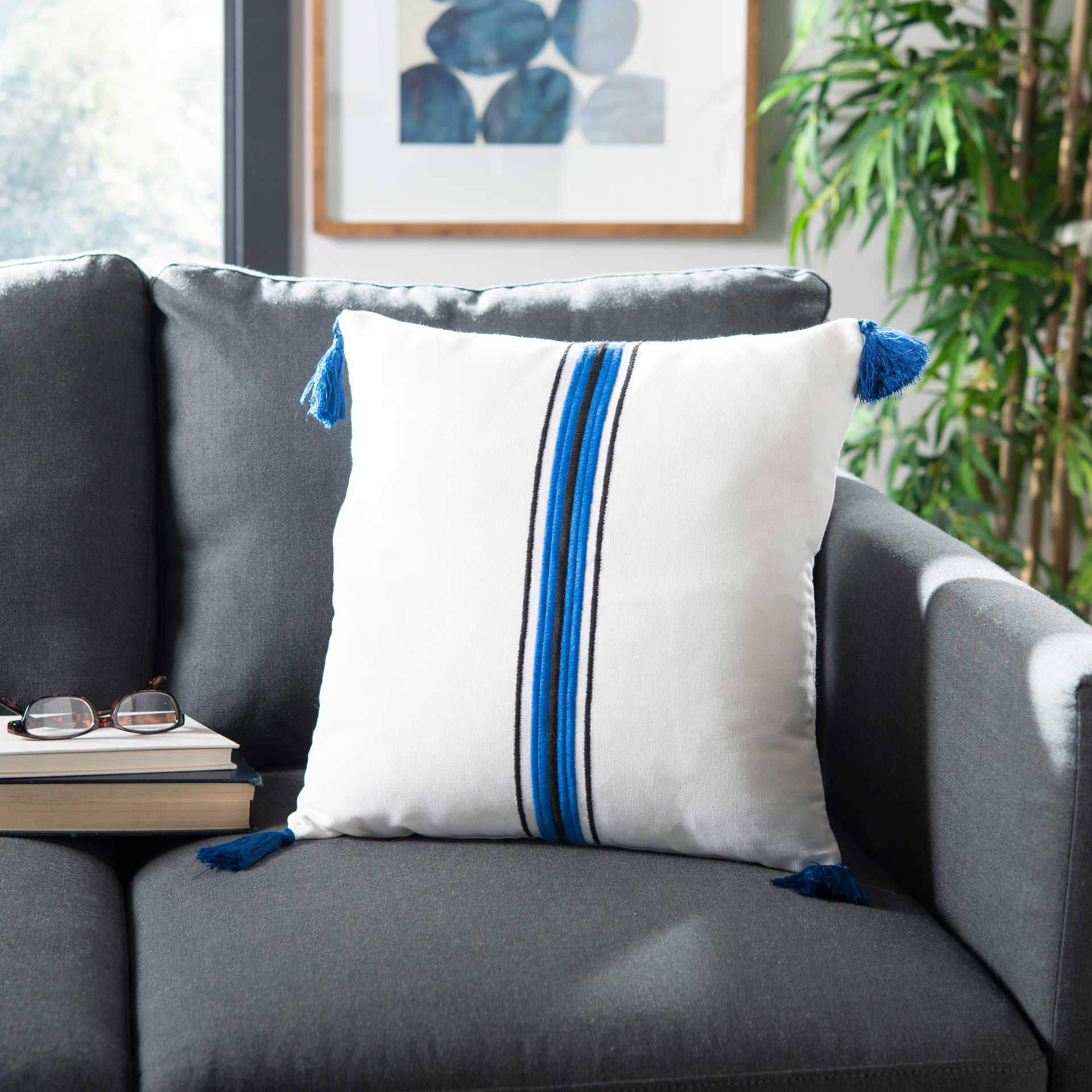 Orianna Pillow White/Navy - Image 5