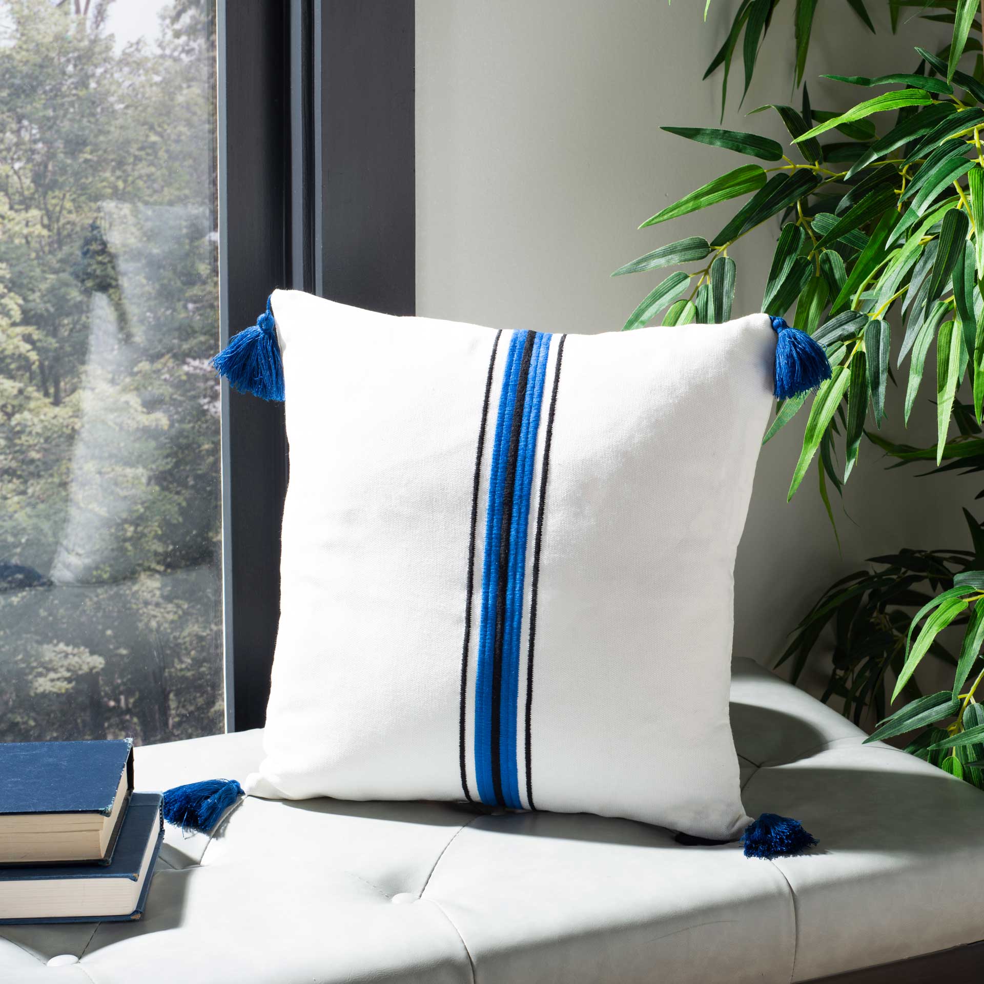 Orianna Pillow White/Navy - Image 6