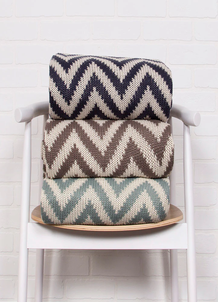 Serin Black Iris/White Swan Throw - Image 2