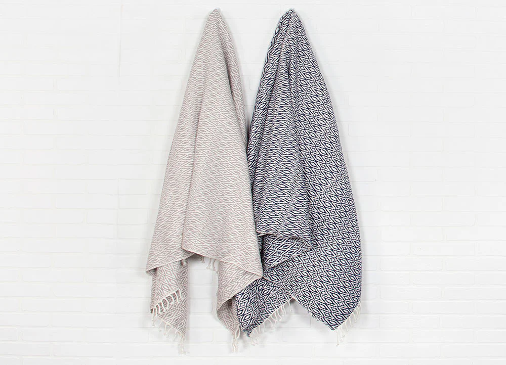 Spirit Insignia Blue/Cloud Dancer Throw - Image 3