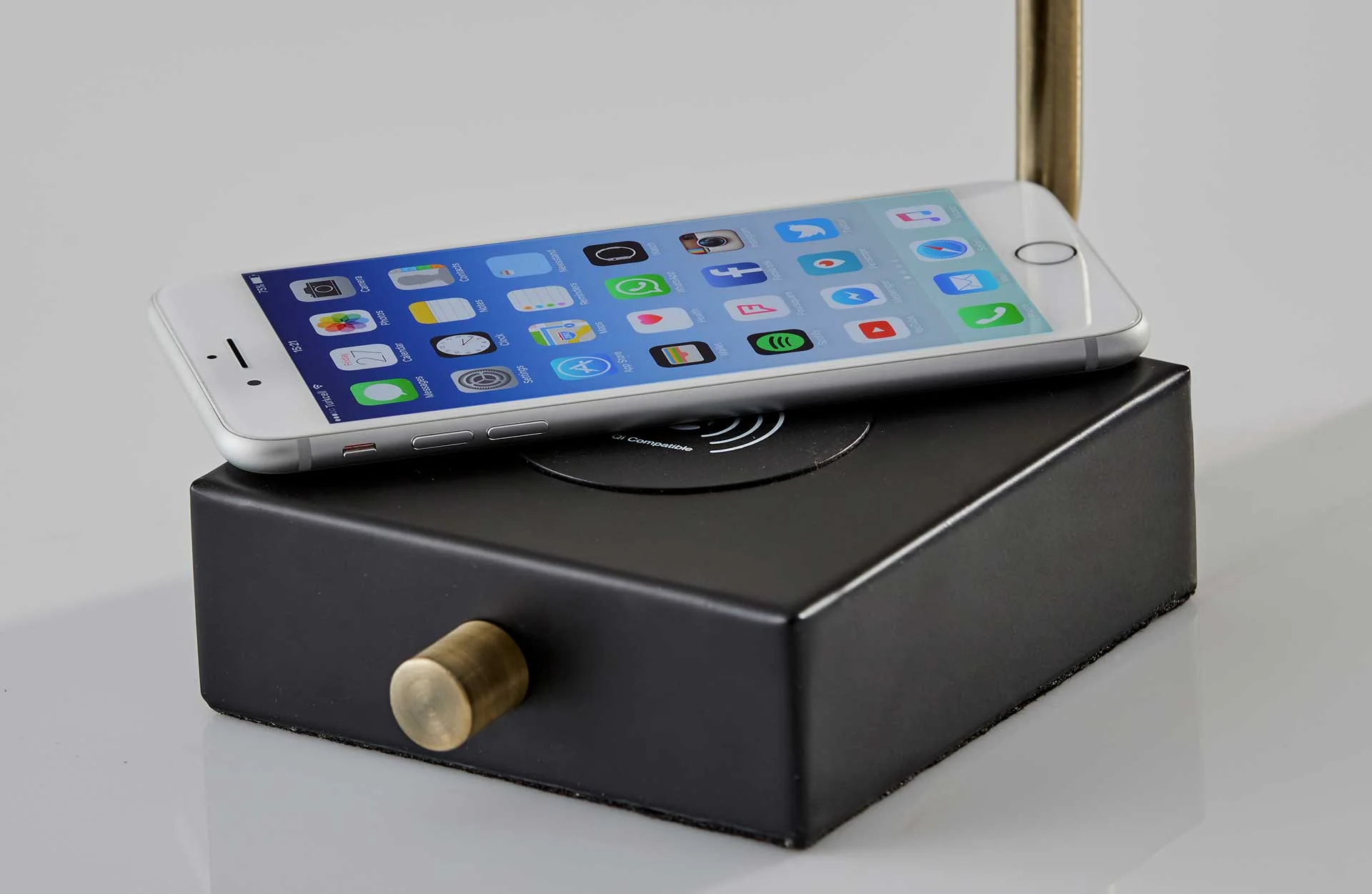 Wiltshire Wireless Charge Desk Lamp Black/Brass - Image 5